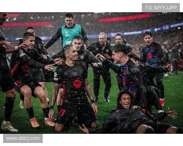 巴萨9000万巨星救主:单刀打空门 亲吻队徽!4万人鼓掌致敬